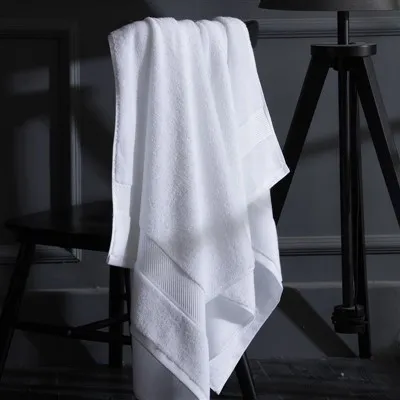 Balti satīna dvieļi